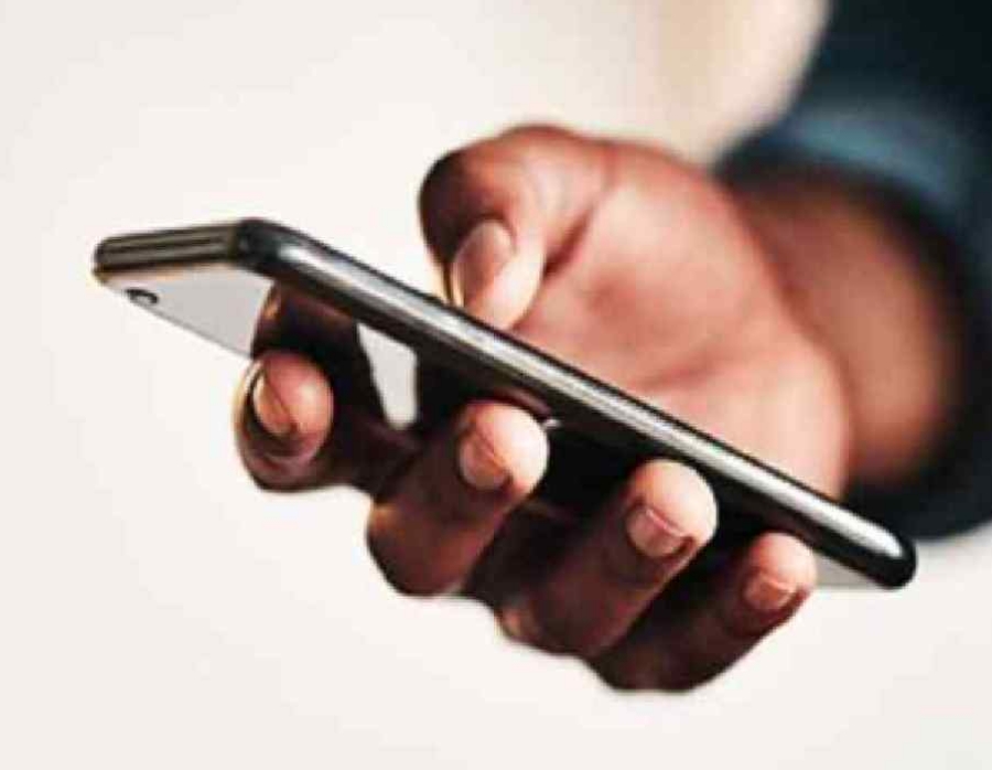 বেড়াতে গেলেই কয়েক ঘণ্টায় ব্যাটারি ‘মৃ*ত’! জেনে নিন ফোন চালু রাখার সহজ টিপ্‌স