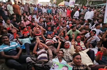 গাংনীতে মনোনয়ন বাতিলের দাবিতে বিএনপির একাংশের মহাসড়কে শুয়ে বিক্ষোভ