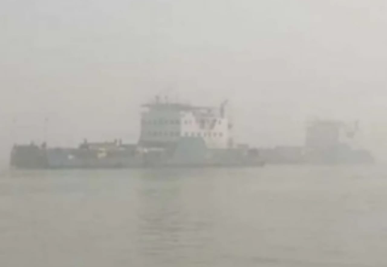 ঘন কুয়াশায় সারাদেশে নৌযান চলাচল বন্ধ