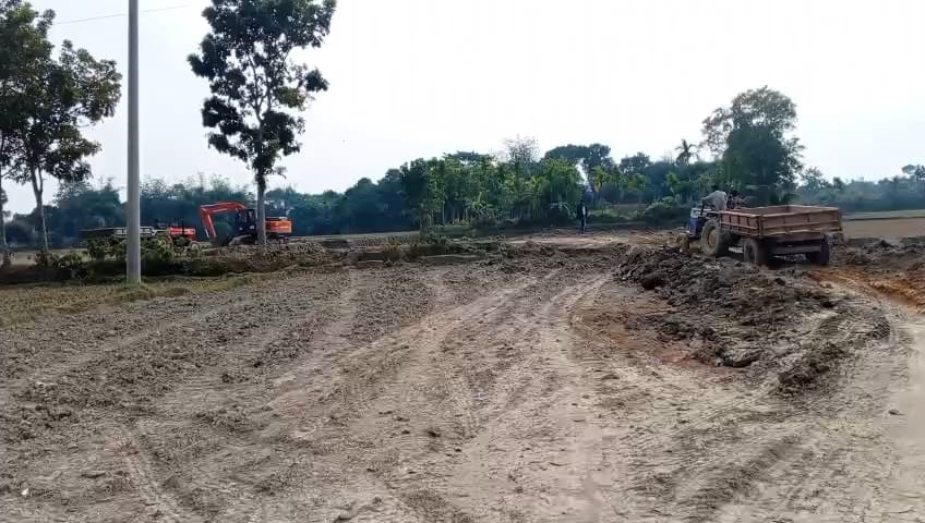 কাপাসিয়ায় ফসলি জমির টপ সয়েল লুট: অবৈধ ইটভাটায় যাচ্ছে মাটি, বিধ্বস্ত গ্রামীণ সড়ক