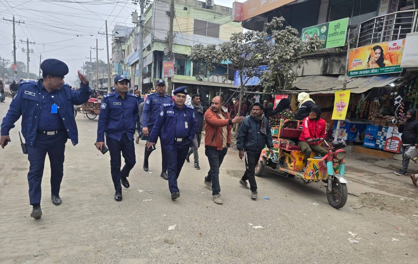 মহাদেবপুর বাজারে অবৈধ পার্কিং ও সড়ক দখল উচ্ছেদে দিনব্যাপী অভিযান, তদারকিতে পুলিশ সুপার