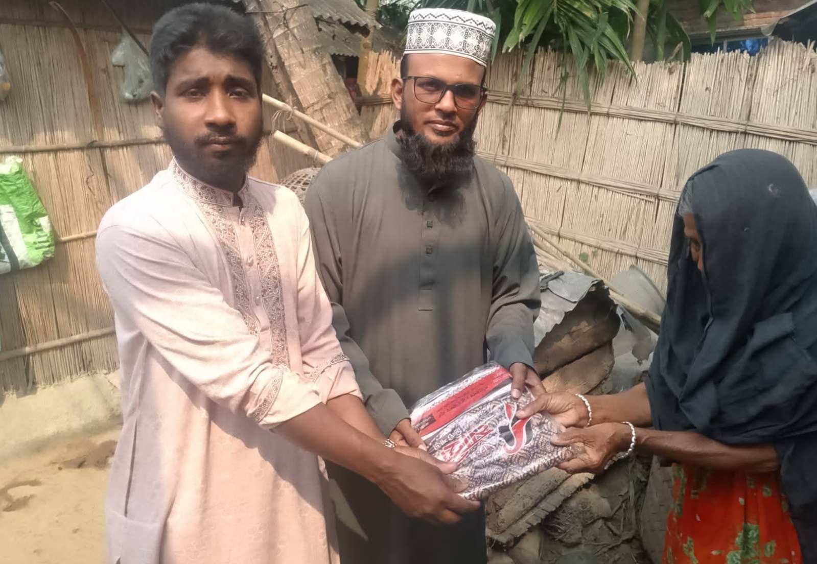 পাবনার চাটমোহরে গরিব অসহায় দুস্থদের মাঝে শাড়ী বিতরণ