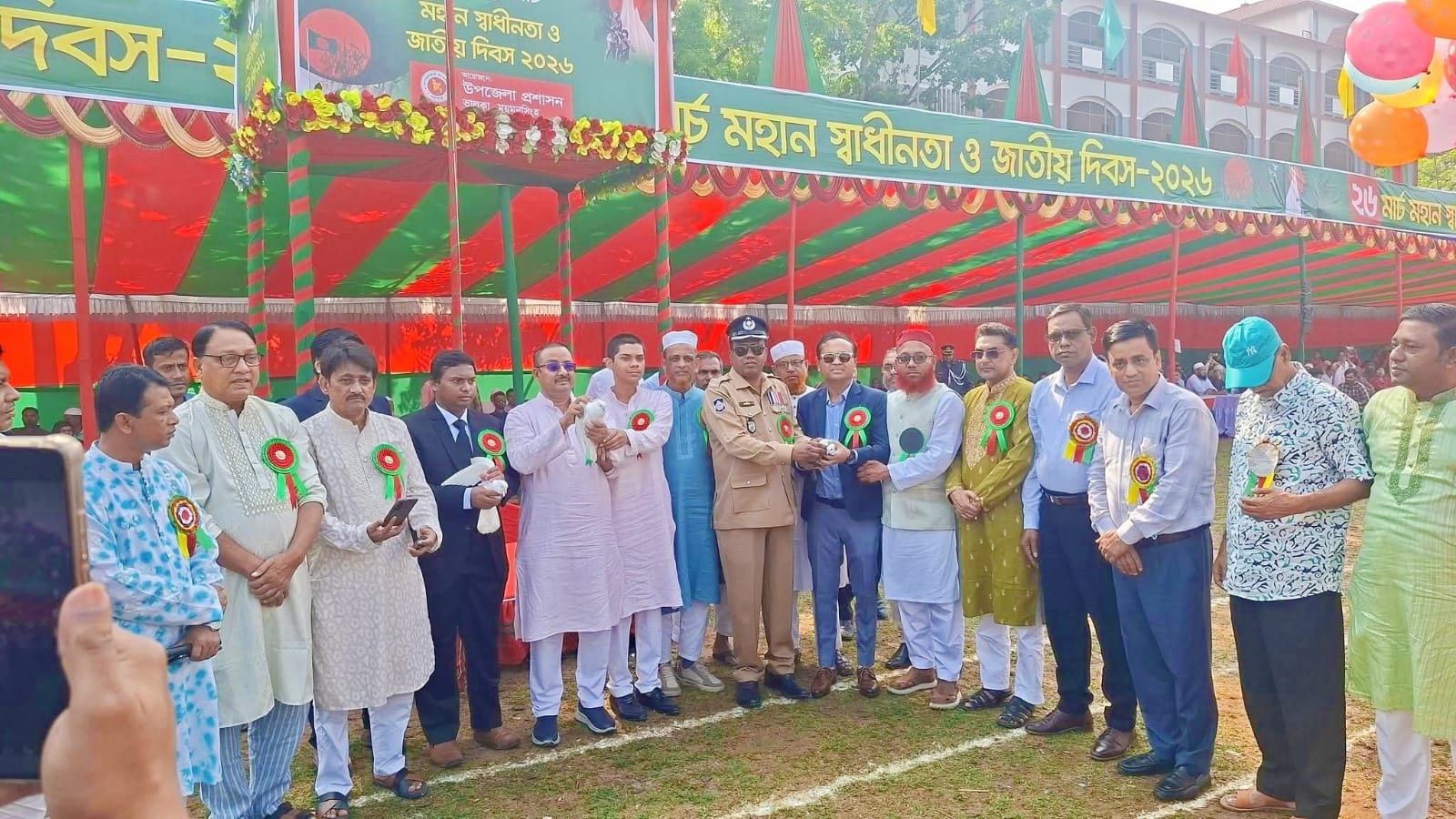 তোপধ্বনি ও বর্ণাঢ্য কুচকাওয়াজ: বিনম্র শ্রদ্ধা ও যথাযথ মর্যাদায় ভালুকায় মহান স্বাধীনতা দিবস উদযাপন