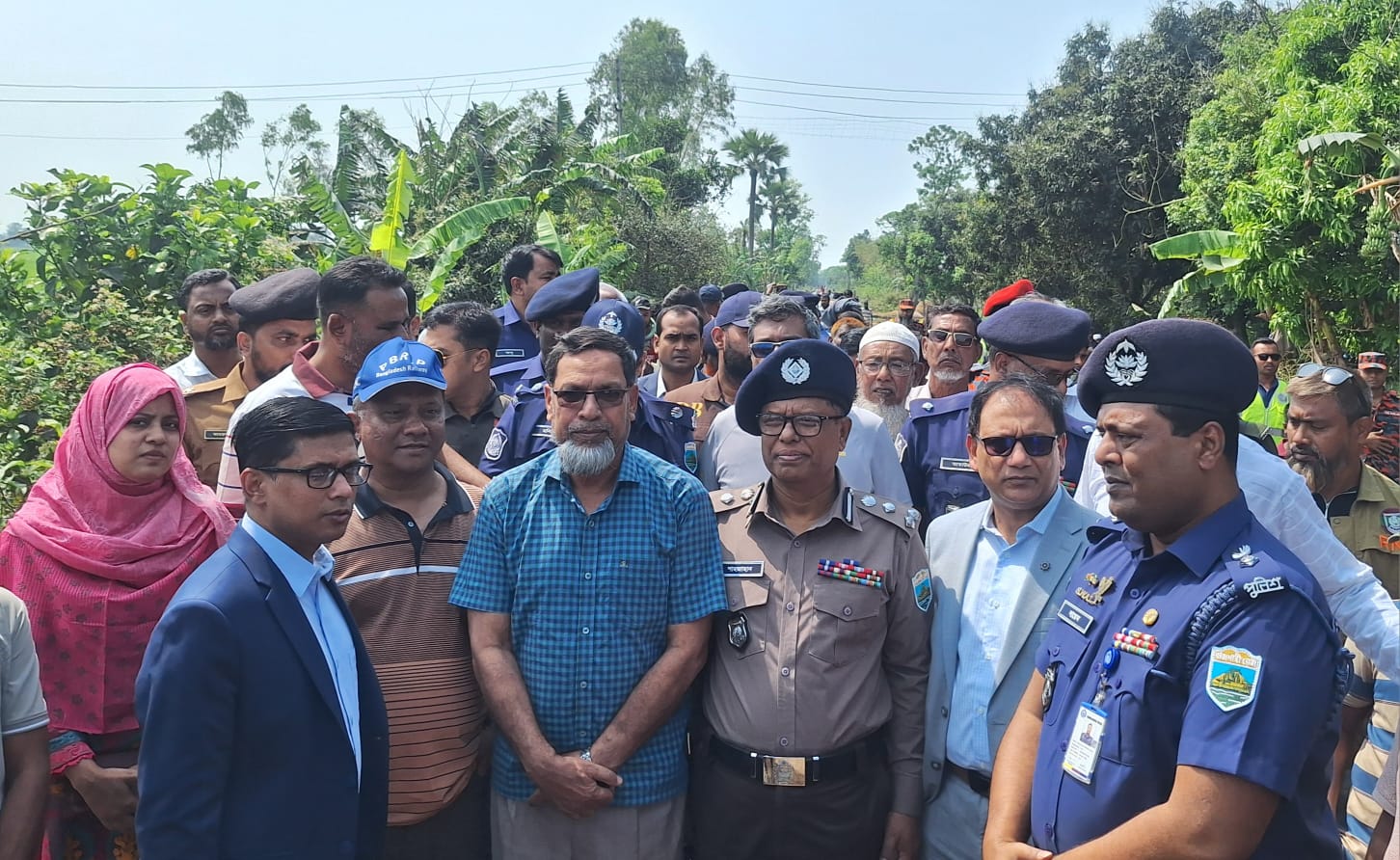 নীলসাগর ট্রেন দুর্ঘটনাস্থল পরিদর্শনে বিভাগীয় কমিশনার ও জেলা প্রশাসক