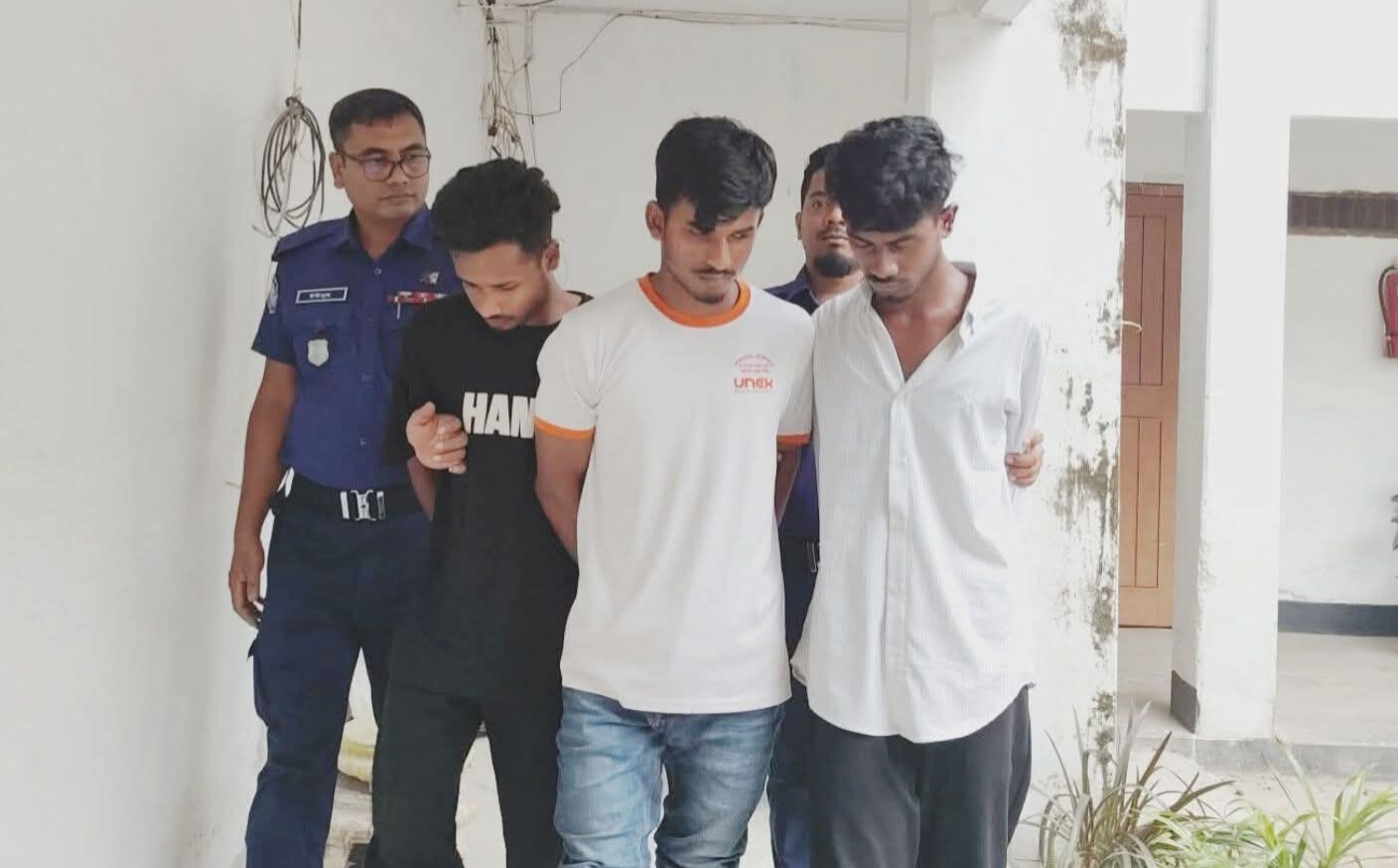 ঠাকুরগাঁওয়ে কিশোরীকে গ*ণধ*র্ষ*ন প্রেমিকসহ গ্রেফতার ৩
