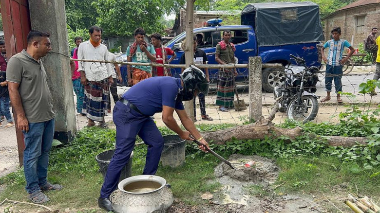 চুয়াডাঙ্গার দর্শনায় “জয় বাংলা” লেখা বোমাসদৃশ বস্তু উদ্ধার