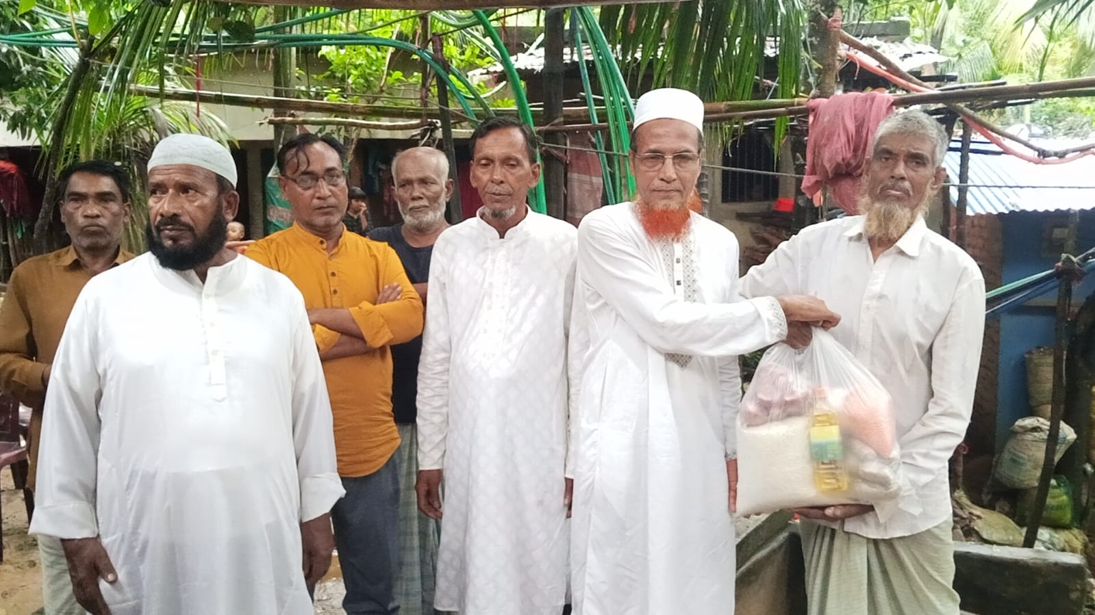 রাঙ্গুনিয়ায় বন্যাদুর্গত মানুষের পাশে চেয়ারম্যান পদপ্রার্থী আলমগীর হোসেন ড্রাইভার