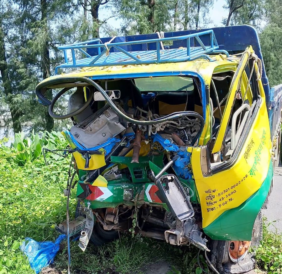 টেকনাফ মেরিন ড্রাইভে মিনি ট্রাক দুর্ঘটনা: চাকা বিস্ফোরণে প্রাণ গেল ফল ব্যবসায়ীর, আহত চালক