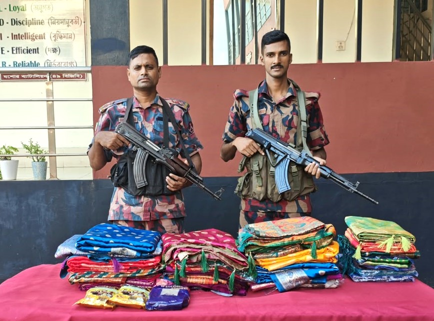 বেনাপোল সীমান্তে বিজিবির অভিযানে ৩১ টি শাড়িসহ প্রায় ৩ লাখ টাকার পণ্য আটক 