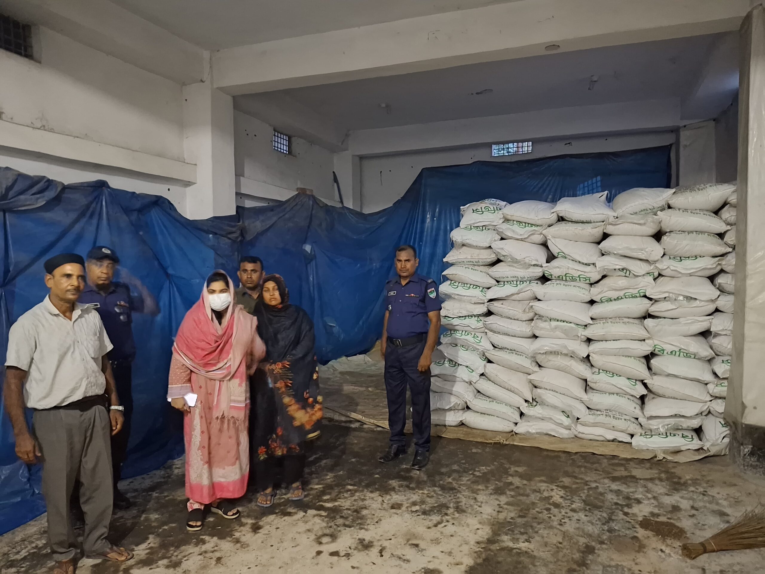 চুয়াডাঙ্গার জীবননগরে ৪০৩ বস্তা সরকারি DAP সার জব্দ