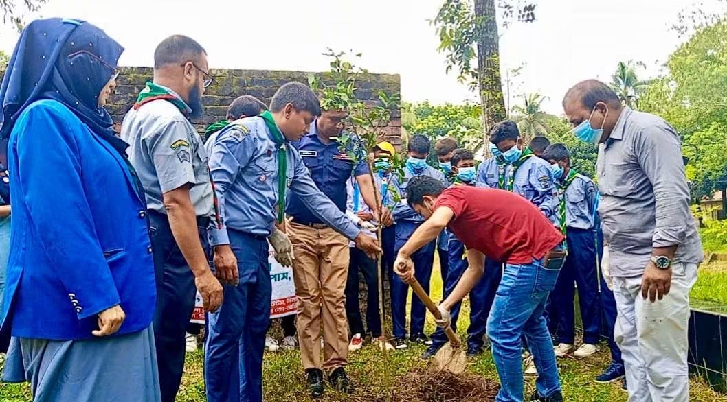 হাকিমপুরে ‘গ্রীন অ্যান্ড ক্লিন দিনাজপুর’ কর্মসূচিতে বৃক্ষরোপণ ও পরিচ্ছন্নতা অভিযান