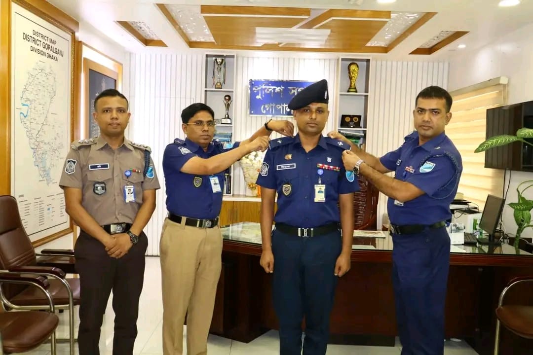 গোপালগঞ্জে দুই পুলিশ সদস্যের পদোন্নতি, র্যাংক ব্যাজ পরিয়ে দিলেন পুলিশ সুপার
