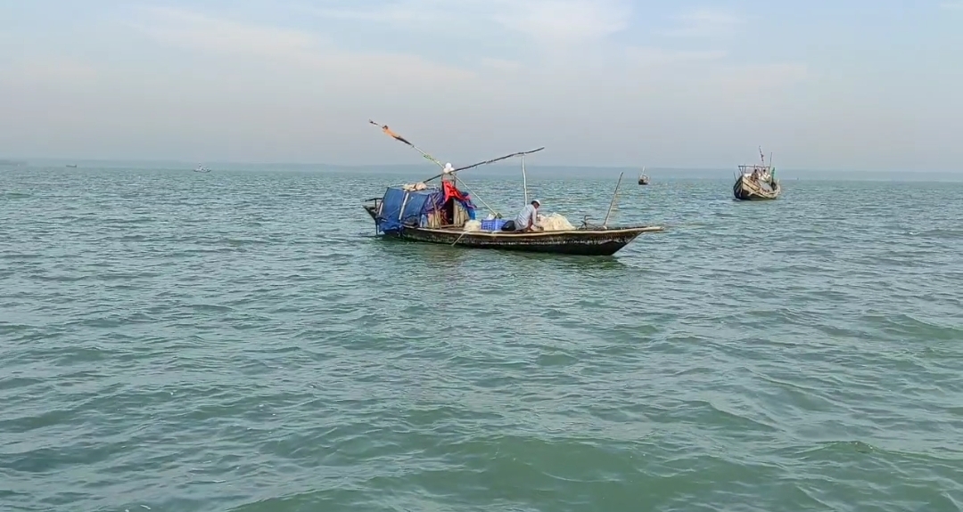 মধ্যরাত থেকে ২২ দিনের নিষেধাজ্ঞা, সাগর ছাড়ছেন জেলেরা